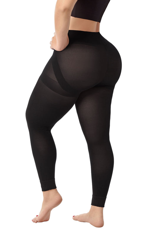 panty medias de corte tipo legging, perfectas para un estilo casual y sofisticado. Su diseño suave y ligero se ajusta cómodamente a tus piernas, brindándote libertad y elegancia todo el día. Favorecen tu figura con delicadeza.
Moderno y versátil, hasta el tobillo. color negro