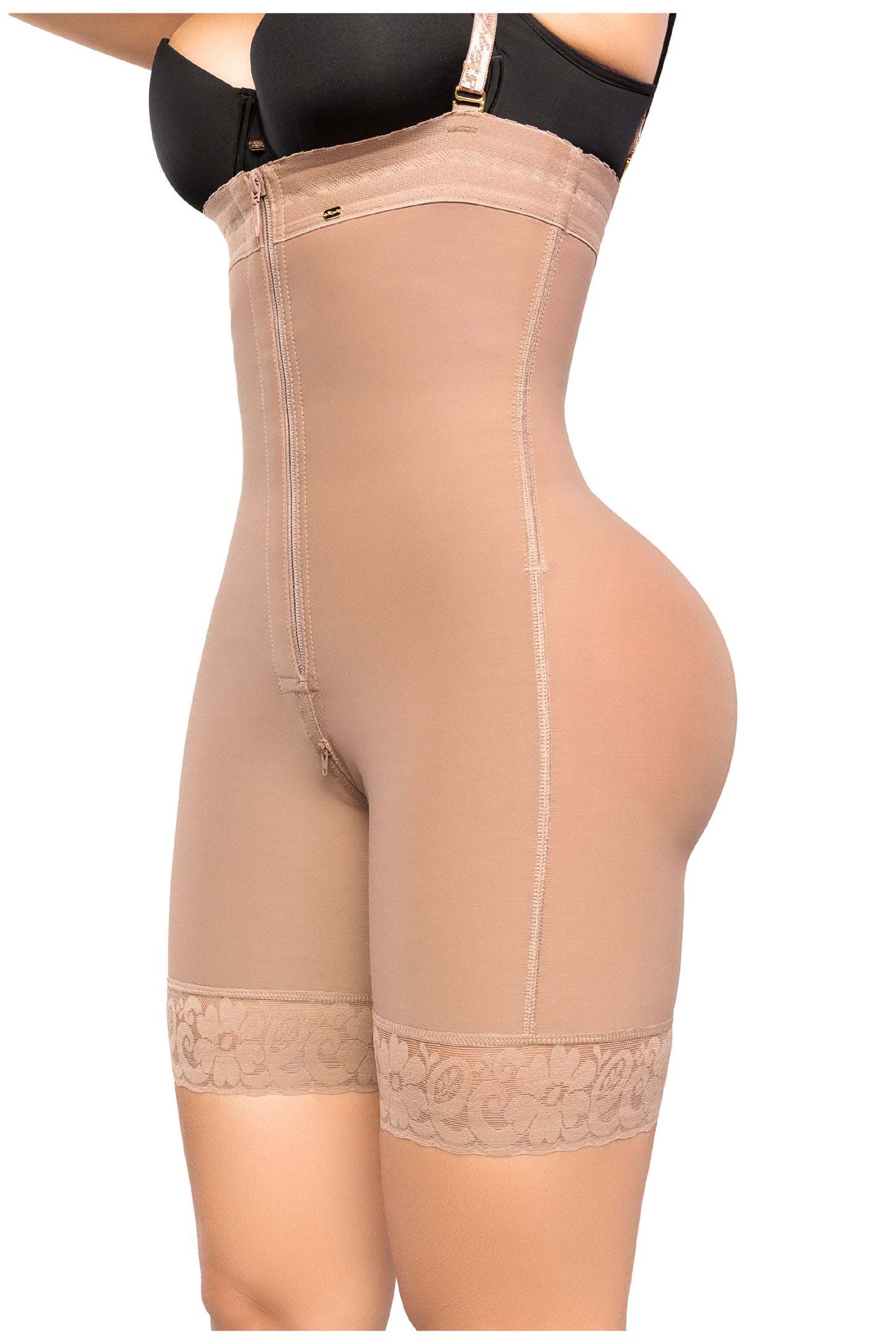 - Faja strapless media pierna SMI7097 con efecto lifting natural
- Vista posterior de faja Ultrainvisible SMI7097 con cierre frontal
- Detalle de tirantes removibles y panty de regalo en SMI7097