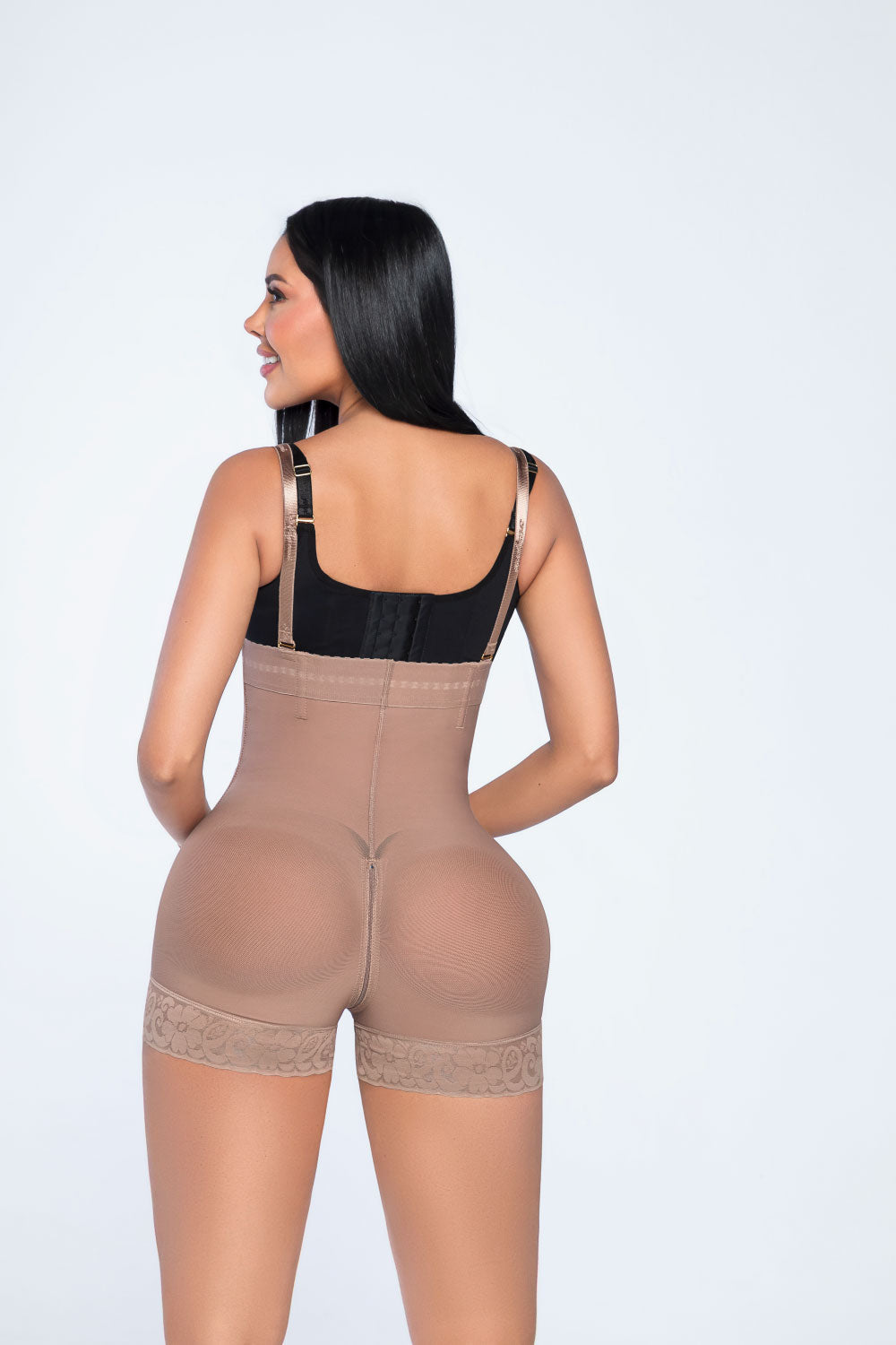 - Faja Ultrainvisible SMI7151 strapless con cierre frontal y soporte lateral
- Vista posterior de la faja SMI7151 con realce natural de glúteos
- Detalle de cierre perineal y tanga Ultrainvisible incluida SMI7151