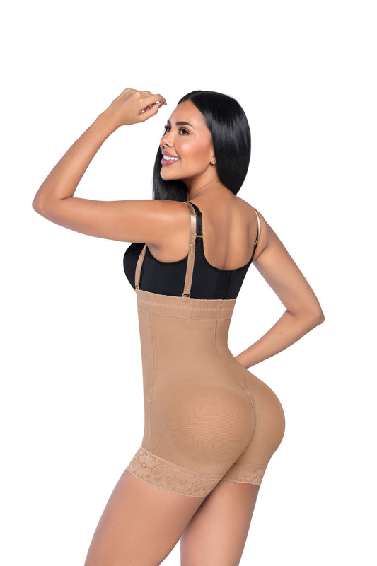 - Faja Ultrainvisible SMI7151 strapless con cierre frontal y soporte lateral
- Vista posterior de la faja SMI7151 con realce natural de glúteos
- Detalle de cierre perineal y tanga Ultrainvisible incluida SMI7151