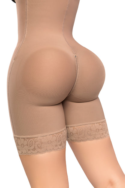 - Faja SMI7156 ICÓNICA media pierna con efecto lifting y soporte removible
- Detalle de tirantes graduables y triple abrochadura en la faja ICÓNICA
- Vista posterior de compresión progresiva y panty Ultrainvisible incluido