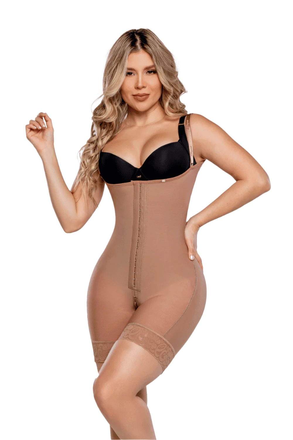 Faja media pierna con tirantes graduables, cubre rollitos de espalda y transformación textil de glúteos. Tiene tres líneas de broche, cierre perineal amplio y vitamina E, en color cocoa.