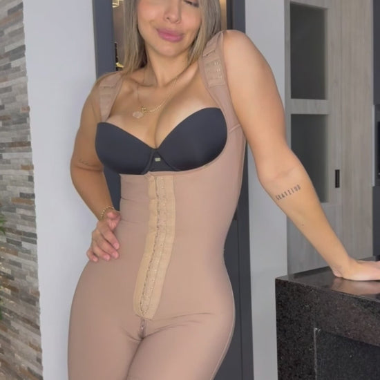 - Faja SMI7131 LA DIOSA media pierna con triple efecto lifting
- Vista lateral con compresión abdominal y estructura progresiva
- Detalle de diseño sin costuras y panty invisible incluido
