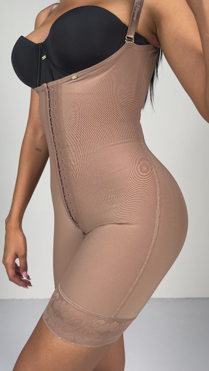 - Faja SMI7156 ICÓNICA media pierna con efecto lifting y soporte removible
- Detalle de tirantes graduables y triple abrochadura en la faja ICÓNICA
- Vista posterior de compresión progresiva y panty Ultrainvisible incluido